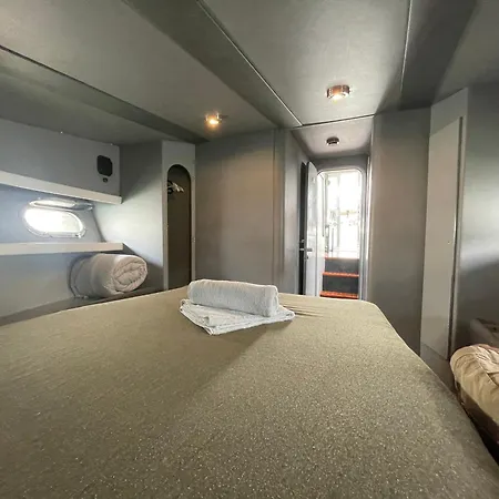 The Floating 船屋 *